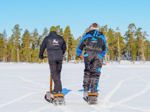 Snowscootering eléctrico en el Lago Inari
